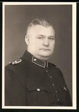 Fotografie Polizei Berlin, Portrait Polizist in Uniform