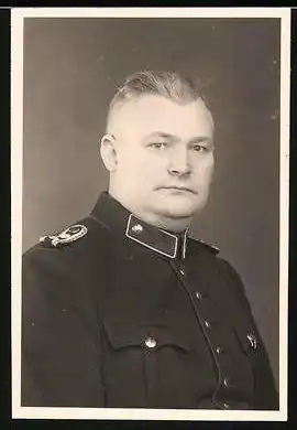 Fotografie Polizei Berlin, Portrait Polizist in Uniform