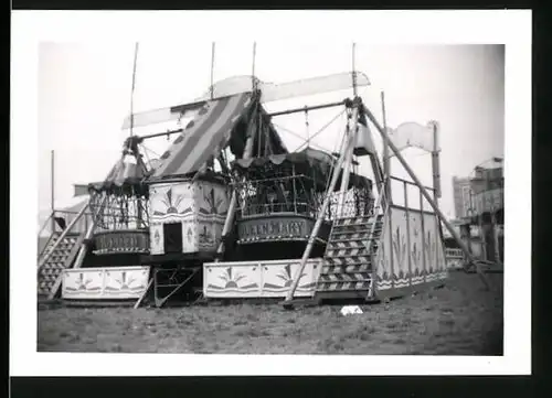 Fotografie England Fair, Rummel-Kirmes-Volksfest, Fahrgeschäft Schiffsschaukel Big Lizzie & Queen Mary