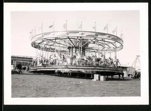 Fotografie England Fair, Rummel-Kirmes-Volksfest, Karussell / Fahrgeschäft, Pferde-Karussell im Aufbau, Carousel