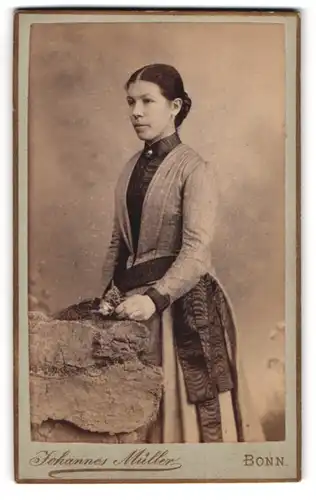 Fotografie Johannes Müller, Bonn, Franziskanerstrasse, Schöne Frau in prächtigem Kleid