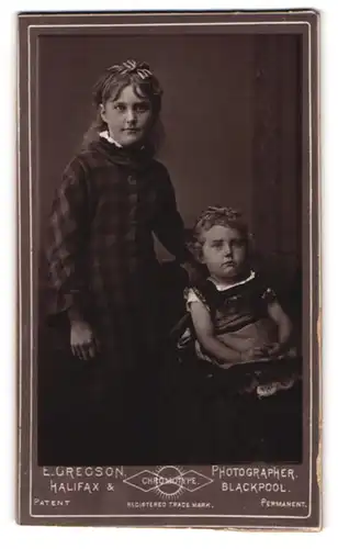Fotografie E. Gregson, Halifax, Mädchen mit ihrer kleinen Schwester