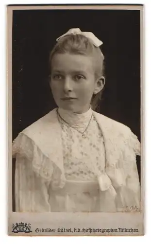 Fotografie Gebrüder Lützel, München, Maffeistrasse 7, Hübsches Mädchen mit Schleife im Haar