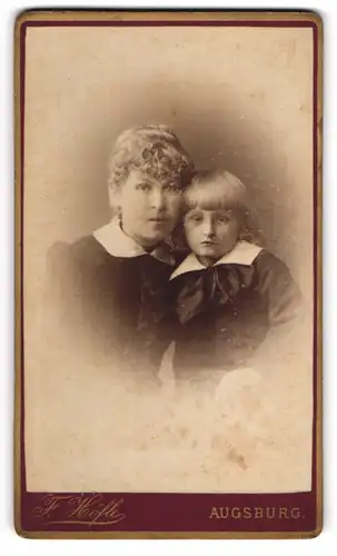 Fotografie F. Höfle, Augsburg, Zeuggasse 226b, Elegante Dame mit ihrem Sohn