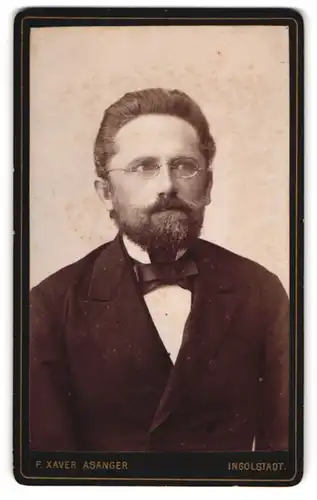 Fotografie F. Xaver Asanger, Ingolstadt, Schrannenplatz 101, Eleganter Bürgerlicher mit Vollbart und Brille