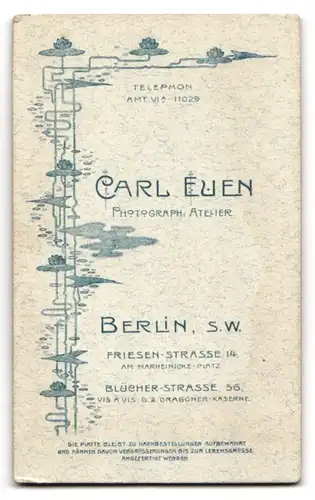 Fotografie Carl Euen, Berlin, Friesenstrasse 14, Modisch gekleidete junge Frau mit Hut und Buch