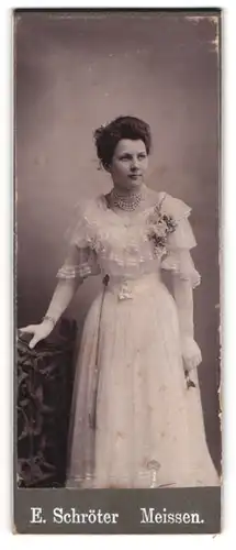 Fotografie E. Schröter, Meissen, Junge Frau im weissen Kleid