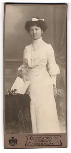 Fotografie Oscar Weidauer, Deggendorf, Junge Frau im weissen Kleid mit Buch