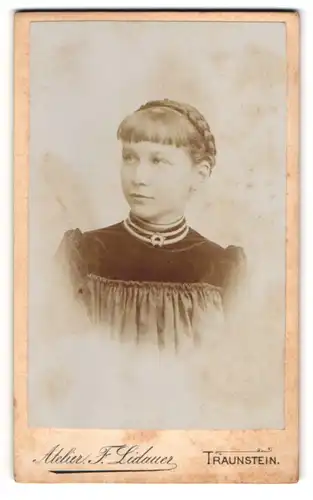 Fotografie F. Lidauer, Traunstein, Königsstrasse, Junge Frau mit Flechtfrisur