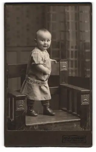 Fotografie Hans Wanderer, Klagenfurt, Domgasse 10, Kleines Kind im hübschen Kleid