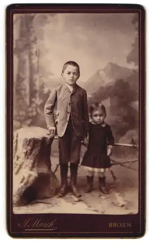 Fotografie Josef March, Brixen, Kreuzgasse 130, Kleiner Junge im Anzug mit Geschwisterchen