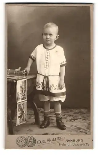 Fotografie Carl Müller, Hamburg, Hoheluft-Chaussée 35, Kleiner Junge in hübscher Kleidung