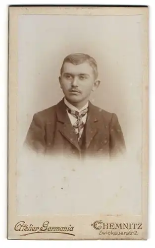 Fotografie Atelier Germania, Chemnitz, Zwickauerstr. 2, Junger Herr im Anzug mit Krawatte