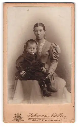 Fotografie Johannes Müller, Bonn, Franziskanerstr. 5, Junge Frau im Kleid mit einem Jungen