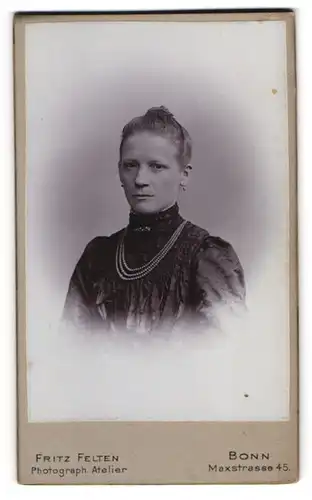 Fotografie Fritz Felten, Bonn, Maxstr. 45, Junge Dame mit Kragenbrosche und Halskette
