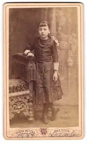 Fotografie Gustav Wetzel, Dresden, Prager Str. 6, Bachstr. 5, Junges Mädchen im modischen Kleid