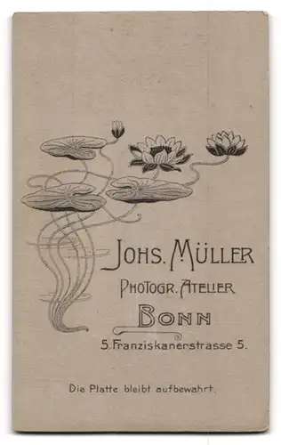 Fotografie Johs. Müller, Bonn, Franziskanerstr. 5, Junger Herr im Anzug mit Fliege