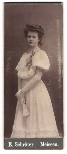Fotografie E. Schröter, Meissen, Junge Dame im weissen Kleid mit Fächer