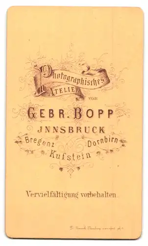 Fotografie Gebr. Bopp, Innsbruck, Elegant gekleideter Herr mit Backenbart