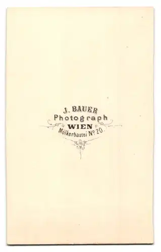 Fotografie J. Bauer, Wien, Mölkerbastei 20, Charmanter Herr im Anzug mit Fliege