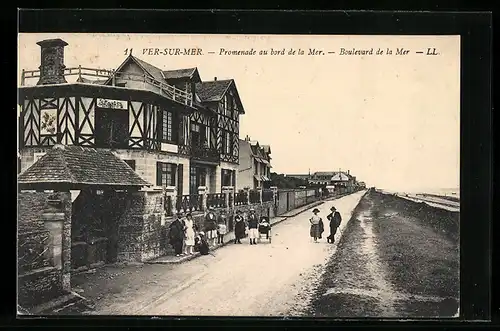 AK Ver-sur-Mer, Promenade au bord de la Mer