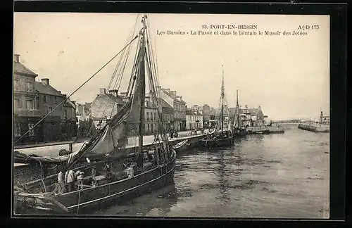 AK Port-en-Bessin, Les Bassins, La Passe et dans le lointain le Musoir des Jetees