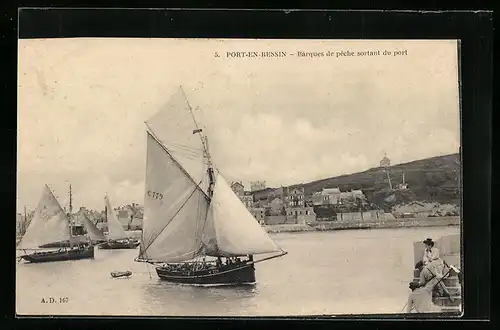 AK Port-en-Bessin, Barques de peche sortant du port