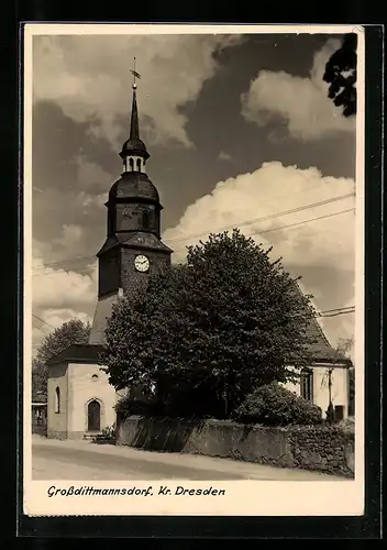 AK Grossdittmannsdorf, Strassenansicht mit Kirche