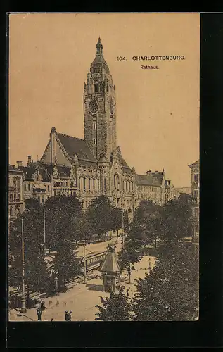 AK Berlin-Charlottenburg, Rathaus mit Strasse und Anlagen