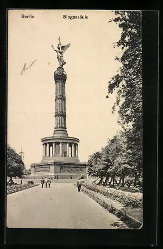 AK Berlin-Tiergarten, Besucher vor der Siegessäule