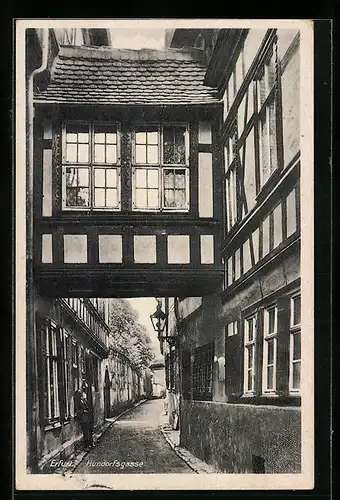 AK Erfurt, Hundorfsgasse mit Passant