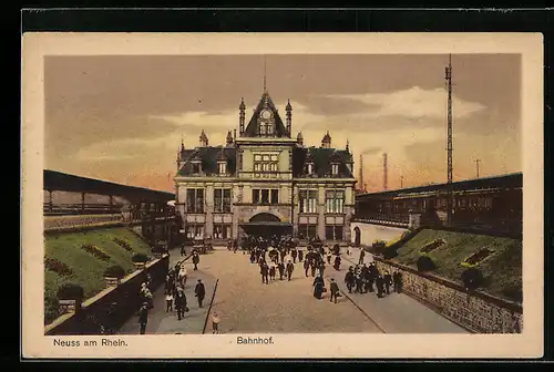 AK Neuss, Bahnhof mit Passanten, Eisenbahn