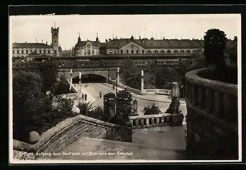 AK Erfurt, Aufgang zum Stadtpark mit Blick auf den Bahnhof