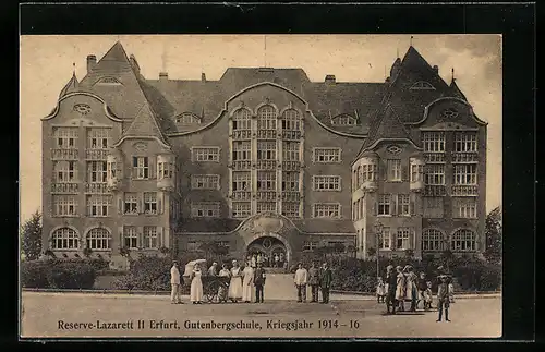 AK Erfurt, Reserve-Lazarett II / Gutenbergschule mit kleiner Versammlung, Kriegsjahr 1914-16