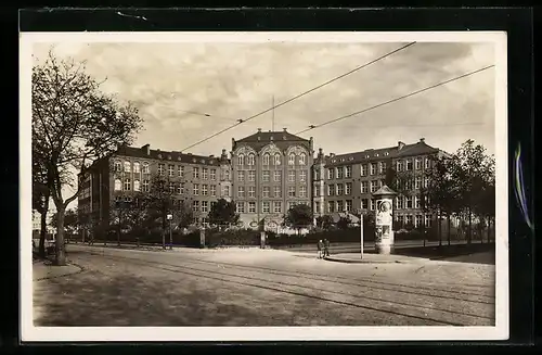 AK Erfurt, Schulgebäude am Leipziger Platz, mit Strasse und Litfasssäule