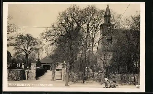 AK Berlin-Dahlem, Annenkirche mit Kirchhof, von der Strasse gesehen, Arbeiter beim Transport von Rädern