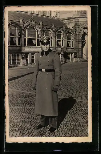 Foto-AK Erfurt, Soldat vorm Hotel Erfuter Hof