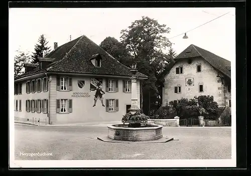 AK Herzogenbuchsee, Brunnen vor dem Gemeindehaus