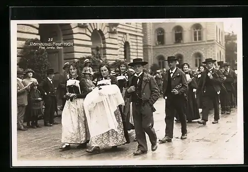 AK Bern, Bärndütsch Fest 1924, Berner Paare in Tracht
