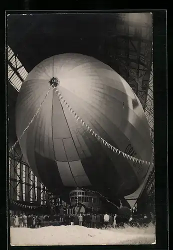 AK Friedrichshafen, Luftschiff Graf Zeppelin im Hangar