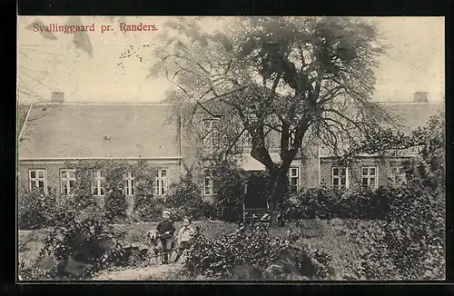 AK Svallinggaard pr. Randers, Haus mit Kindern und Hund