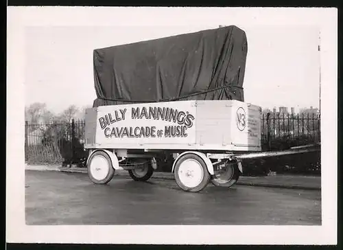 Fotografie unbekannter Fotograf, Ansicht Southsea, Lastwagen-Anhänger Billy Manning's Cavalcade of Music, Rummel, Kirmes