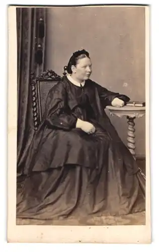 Fotografie C. F. Schmidt, Boll bei Göppingen, beleibte Dame im Biedermeier-Kleid