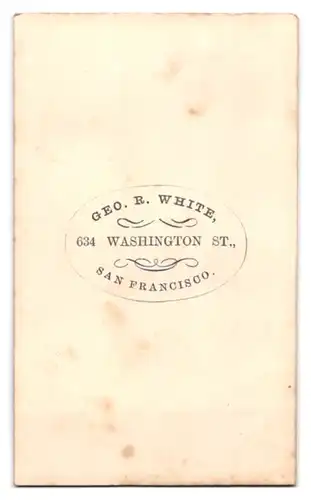 Fotografie Geo. R. White, San Francisco, 634 Washington Street, Mädchen in Denkerpose trägt kariertes Kleid