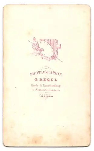 Fotografie G. Kegel, Cassel, Geschwister in Sonntagsbekleidung beim Fotograf abgelichtet 1868