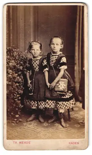 Fotografie Th. Mende, Hagen, Mädchen mit Handtasche tragen die gleichen Kleider