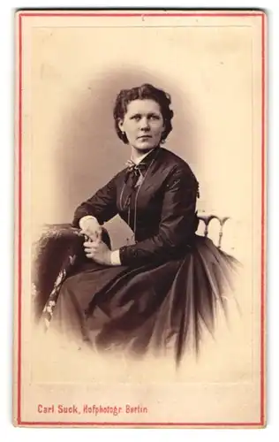 Fotografie Carl Suck, Berlin, Portrait Brünette Dame im Biedermeierkleid