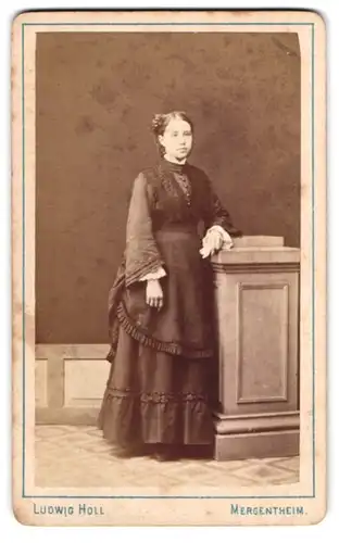 Fotografie Ludwig Holl, Mergentheim, Mädchen mit geflochtenem Haar trägt dunkles Ensemble