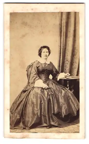 Fotografie Franz Neumayer, München, Dame im stark tailierten Biedermeierkleid