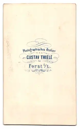 Fotografie Gustav Thiele, Forst i. L., Edeldame mit Schmuck, Ohrringen & Halskette